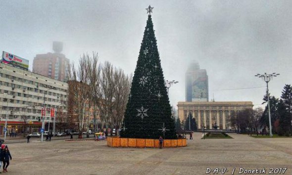 Ялинка в окупованому бойовиками Донецьку сиротливо стоїть одна 