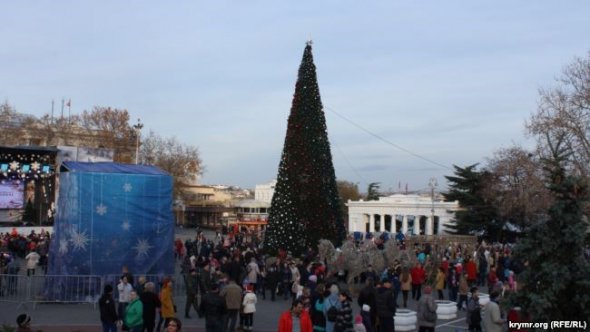 К елке в Севастополе пропускали "казаки"