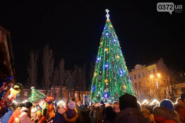 Ялинка у Чернівцях знаходиться на Соборній площі