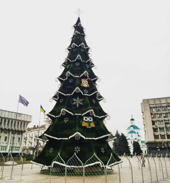 Искусственная елка выглядит самое удивительней из всех в Украине