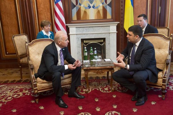 Станислав Ежов за спиной у Гройсмана переводит во время визита в 2016 году вице-президента США Джо Байдена