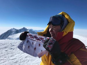 14 грудня Тетяна Яловчак зійшла на пік Вінсон — найвищу гору Антарктиди. На кожну вершину несе рушник, вишитий її 93-річною бабою