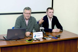 Анатолій Гриценко та Василь Перепелиця  на прес-конференції в Полтаві