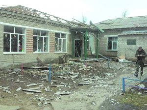 Дитсадок у селищі Новолуганське 18 грудня обстріляли з реактивних систем залпового вогню ”Град”. По населеному пункту випустили майже 40 снарядів. Пошкодили півсотні будинків
