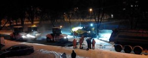 На Закарпатті ремонтники укладали асфальт на дорогу під час снігу