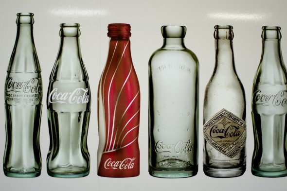 Як змінювався дизайн пляшок Coca-Cola