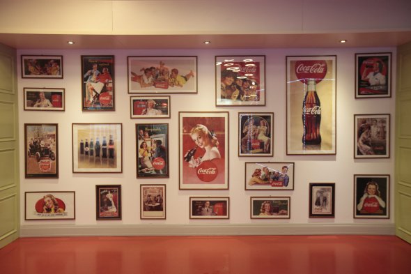 Рекламные постеры Coca-Cola за последние 100 лет