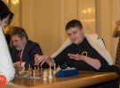 Надія Савченко грає в шахи