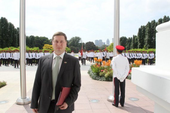 Заступник керівника протоколу прем'єр-міністра України Станіслав Єжов. Працював особистим перекладачем Гройсмана