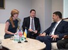 Перекладач Станіслав Єжов під час офіційних зустрічей прем'єр-міністра Володимира Гройсмана 