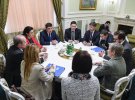 Перекладач Станіслав Єжов під час офіційних зустрічей прем'єр-міністра Володимира Гройсмана 