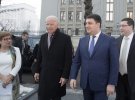 Перекладач Станіслав Єжов під час офіційних зустрічей прем'єр-міністра Володимира Гройсмана 