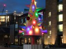 Мультяшне дерево художників Джоан Тетхем і Тома О'Саллівана складається із серії різнокольорового світла та конусів