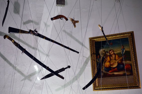 Пістолі карпатських опришків, турецькі порохівниці, карабіни і ятагани, які були на озброєнні кубанських козаків