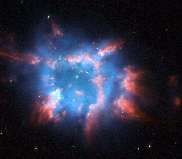 Ученые NASA сфотографировали символ Рождества по 11000 световых лет .. Фото: NASA
