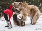 Стефани Миллингер вместе с медведем занимается йогой