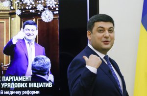 У малому залі Будинку уряду 22 грудня журналісти переглядають ролик про успіхи Кабміну. Тут має відбутися річна прес-конференція прем’єр-міністра Володимира Гройсмана. За хвилину заходить голова уряду. Показує пальцем на своє зображення на екрані: ”Я його знаю”. Усміхається.