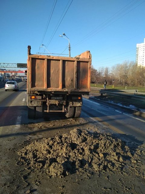 Пока коммунальщики убирали жижу, на дороге образовалась пробка в направлении микрорайона Петровка