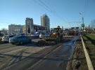 Пока коммунальщики убирали жижу, на дороге образовалась пробка в направлении микрорайона Петровка