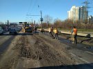 Поки комунальники прибирали жижу, на дорозі утворився затор в напрямку мікрорайону Петрівка