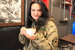 Харків’янка Яна Червона з позивним ”Відьма” після Революції гідності почала займатися волонтерством. У вересні 2016 року пішла служити