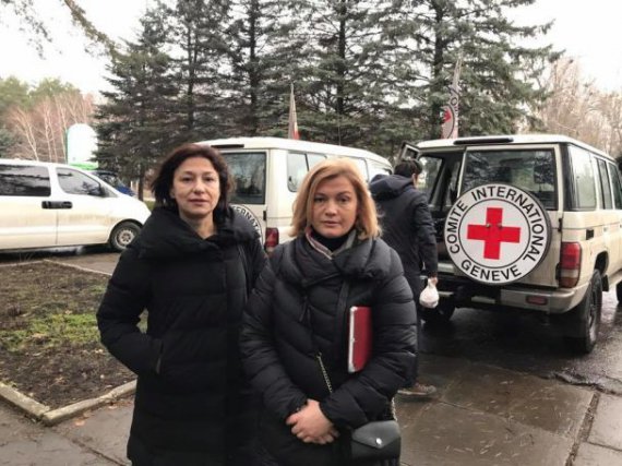 Валерія Лутковська і Ірина Геращенко із представниками Червоного Хреста