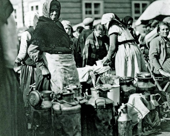 Фотографію львівської молочниці на базарі зробила американська мандрівниця Луїза Бойд 24 вересня 1934 року