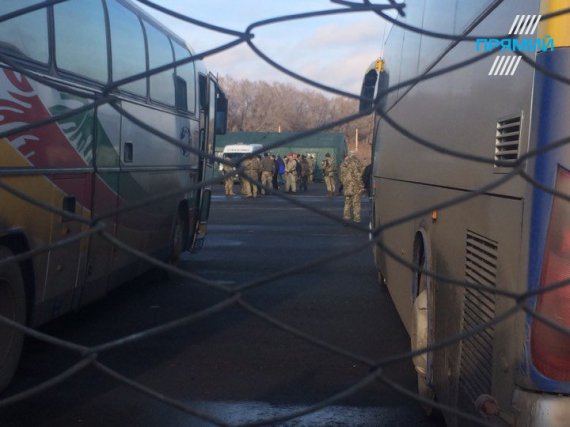 Автобусы с пленными на КПП Майорск