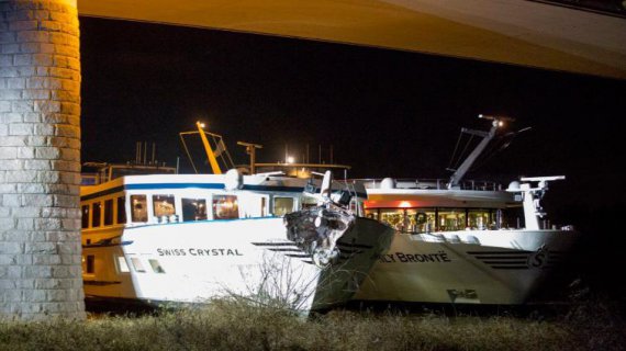 В Німеччині круїзний лайнер врізався в міст. Десятки постраждалих