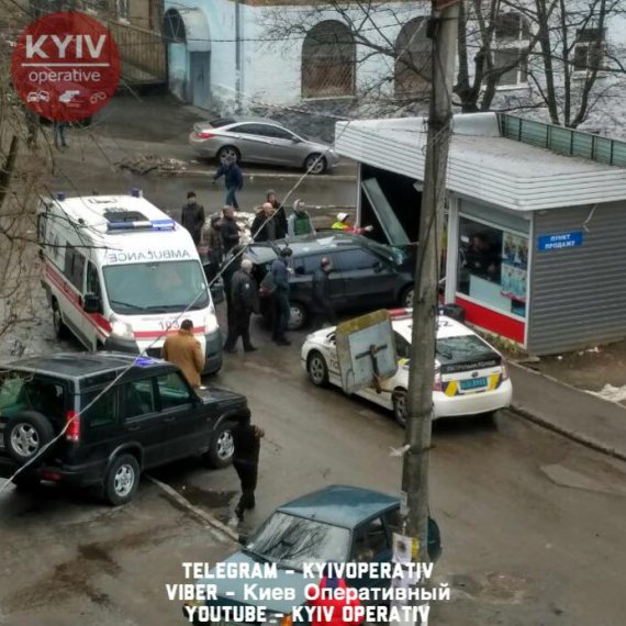 В Киеве пьяный водитель автомобиля Skoda на большой скорости въехал в МАФ.