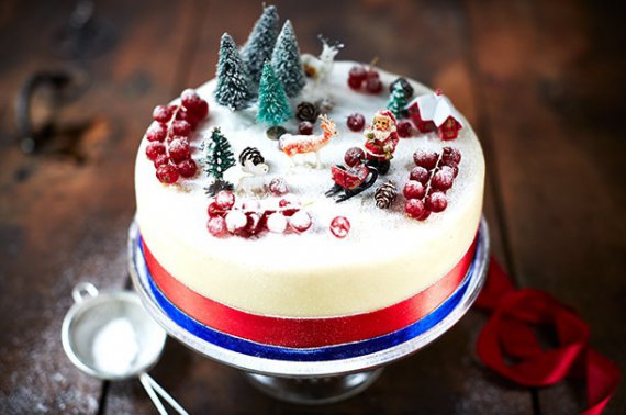 Новорічний торт декорують шоколадними драже, цукерками, желейними фігурами, мигдальними пластівцями та мастикою