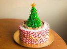 Новорічний торт декорують шоколадними драже, цукерками, желейними фігурами, мигдальними пластівцями та мастикою