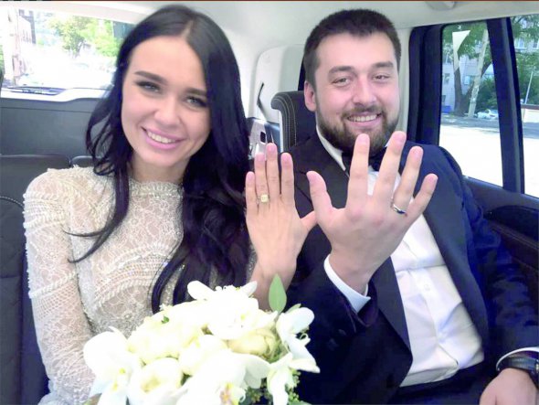 Александр Луценко и Анастасия Волохина праздновали свадьбу в ресторане в Конча-Заспе под Киевом. На территории работали сотрудники управления государственной охраны