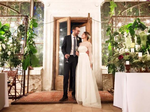 Сергій Лещенко та Анастасія Топольська відсвяткували весілля у Київській оранжереї на ВДНГ.