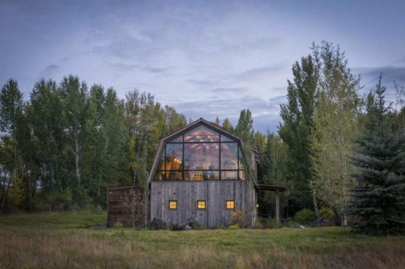 Так сарай, перебудований в будинок, виглядає зсередини.