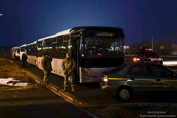 В Международном аэропорту "Борисполь" родственники и близкие ожидают прибытия освобожденных украинских заложников