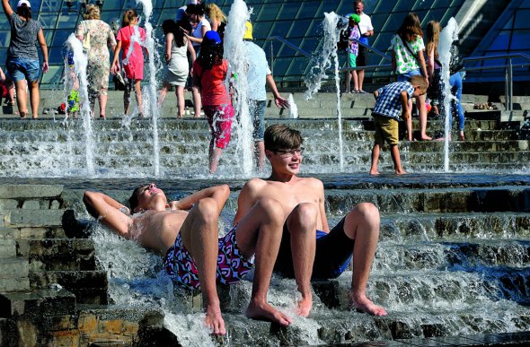 Хлопці на майдані Незалежності охолоджуються у фонтані в серпні. Цього місяця на всій території України стояла аномальна спека. Температура коливалася від 28 до 31 градуса тепла. Троє людей загинули