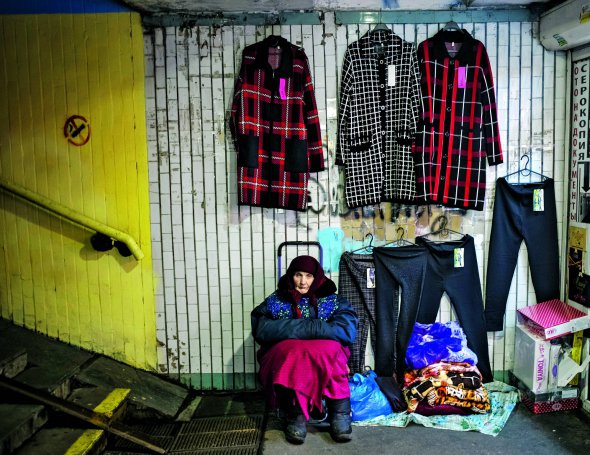 Жінка в підземному переході станції столичного метро Нивки продає одяг 3 листопада 2017-го року