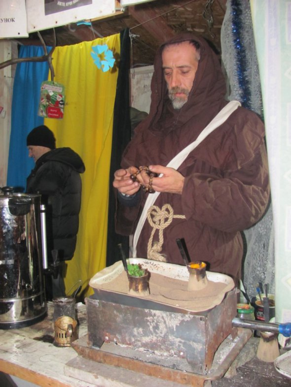 Винничанин Александр Мельничук получил от бездомного-бизнесмена набор для приготовления кофе в песке, который стоит не менее 6 тыс.грн.