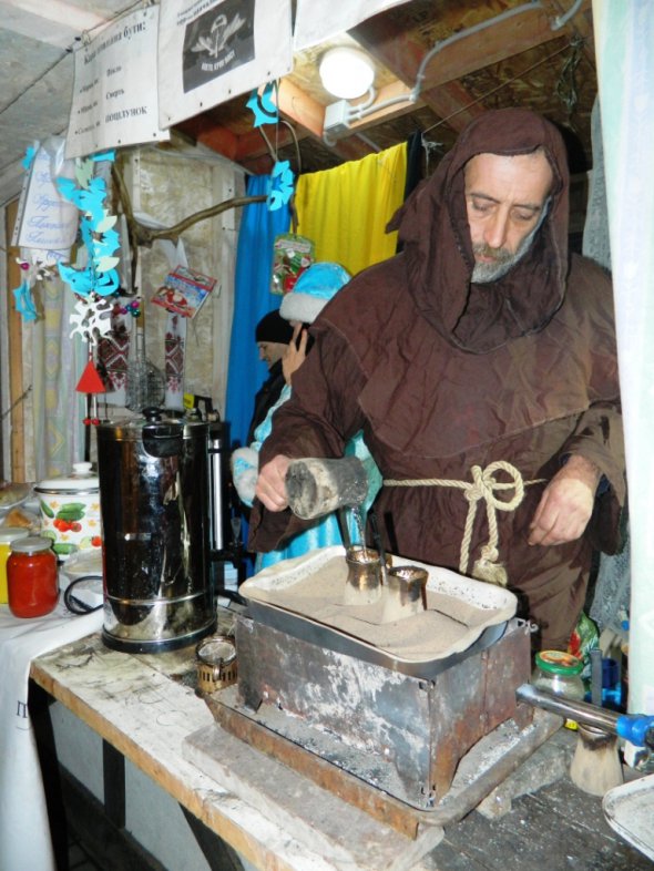 Винничанин Александр Мельничук получил от бездомного-бизнесмена набор для приготовления кофе в песке, который стоит не менее 6 тыс.грн.