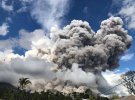 На острове Суматра в Индонезии началось мощное извержение вулкана Синабунг.