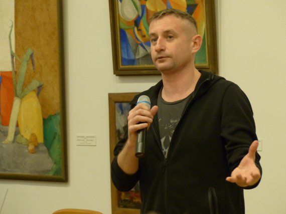 Сергій Жадан читає вірші в рамках виставки "Місто ХА"
