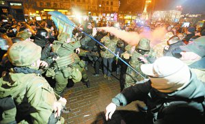 Солдати Національної гвардії України розпилюють сльозогінний газ на активістів, які 14 березня влаштували в центрі Києва мітинг на підтримку учасників блокади Донбасу. У сутичках постраждали кілька осіб