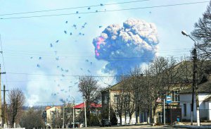 За містом Балаклія Харківської області 23 березня вибухають танкові снаряди. Їх зберігали на 65-му арсеналі боєприпасів Збройних сил України, куди скинув бомбу безпілотник