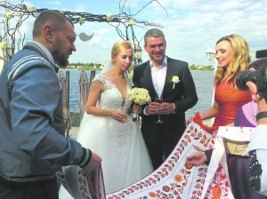 Співаки Антоніна Матвієнко та Арсен Мірзоян влаштували весільну церемонію на березі Дніпра. Запросили 60 гостей