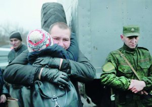 Звільнений український військовий обнімає жінку. Обмін полоненими відбувся біля міста Горлівка на Донеччині 27 грудня 