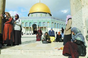 Палестинські жінки зібралися перед п’ятничною молитвою. Це місце відоме мусульманам як Благородне святилище, а євреям — як Храмова гора. Палестинці закликають до ”дня гніву” у відповідь на визнання президентом США Дональдом Трампом Єрусалима столицею Ізраїлю. 15 грудня 2017 року, старий Єрусалим