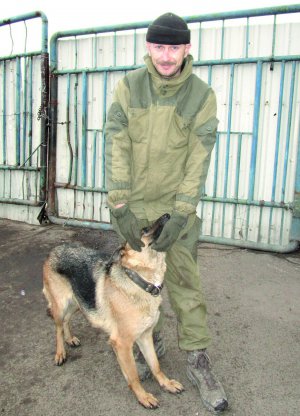 Геннадій Вегера гладить вівчарку на позиціях неподалік Донецького аеропорту 21 грудня. Виконує у підрозділі обов’язки стрільця