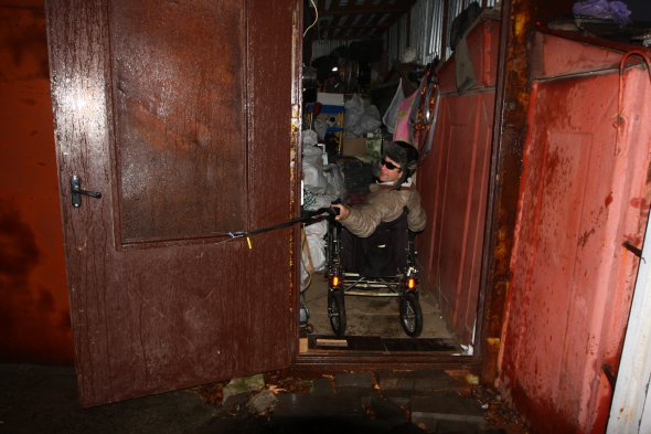 Евгений Гаврилюк передвигается на коляске после избиения "Беркутом" во время Майдана.