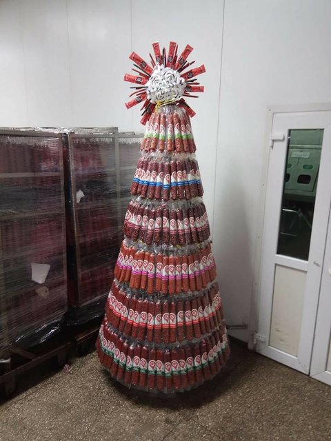 Люди створюють новорічні дерева із посуду, ковбаси і розмальованих пляшок